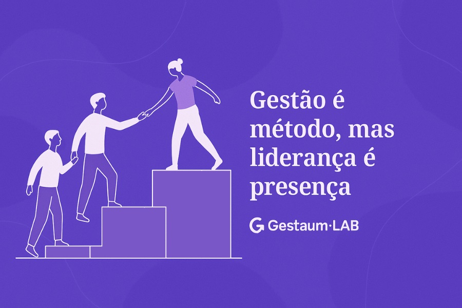 Ilustração de três pessoas ajudando uma pessoa a subir degraus, representando liderança e gestão, com a frase "Gestão é método, mas liderança é presença" ao lado.